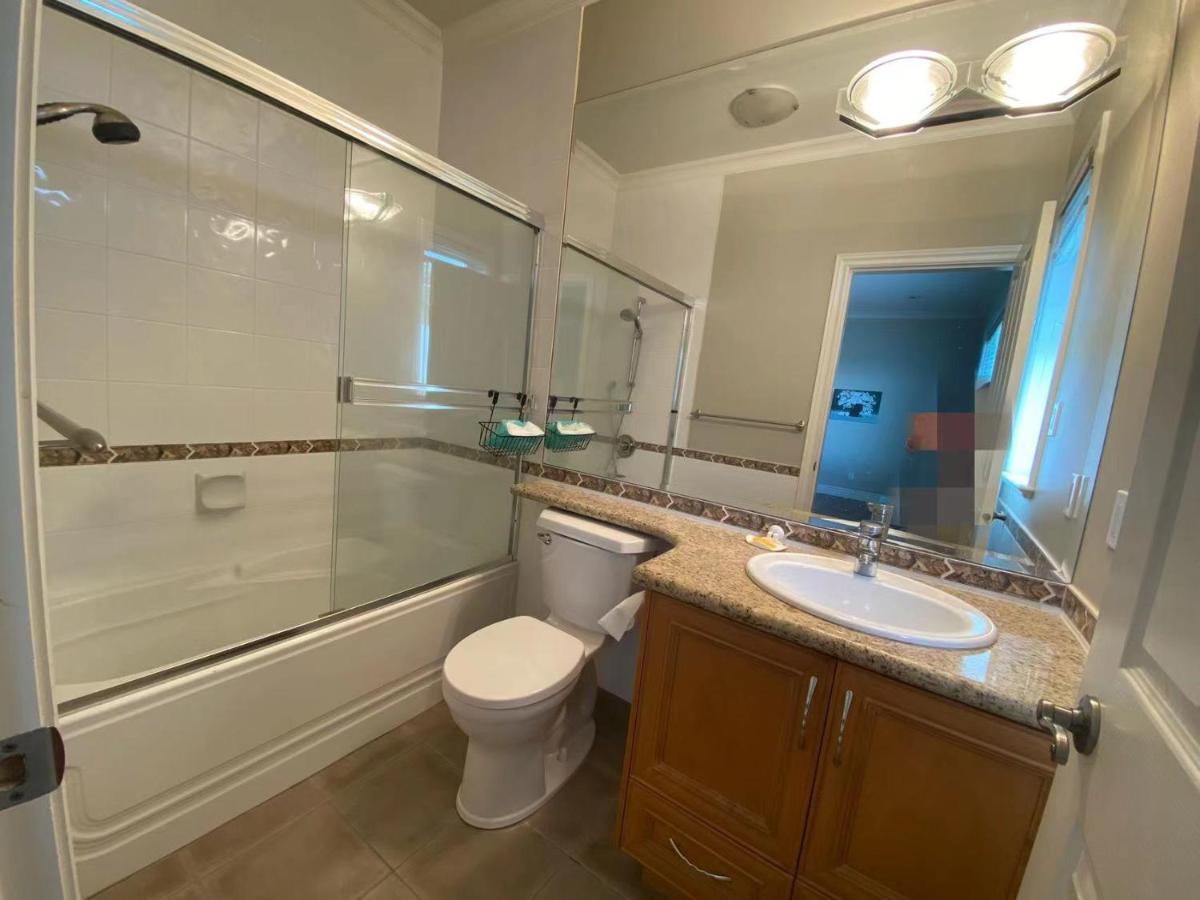 Lucky Room, A Comfortable Bedroom With Private Bathroom Close To Yvr Richmond Exterior photo